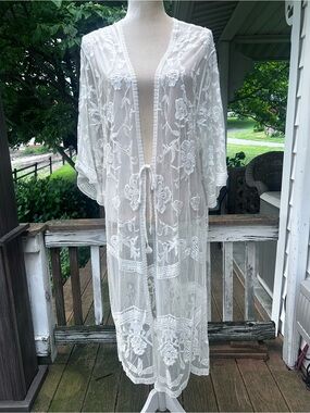 Francesca's Collections White Sheer Embroidered Floral Lace Kimono